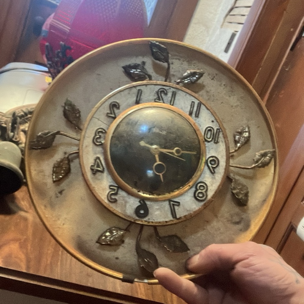 Vintage Decorative Wall Clock with Leaf Design